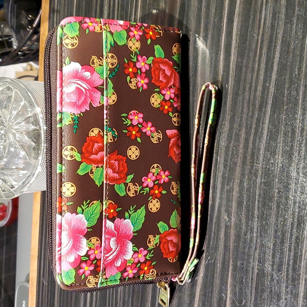 Paris b. Wallet